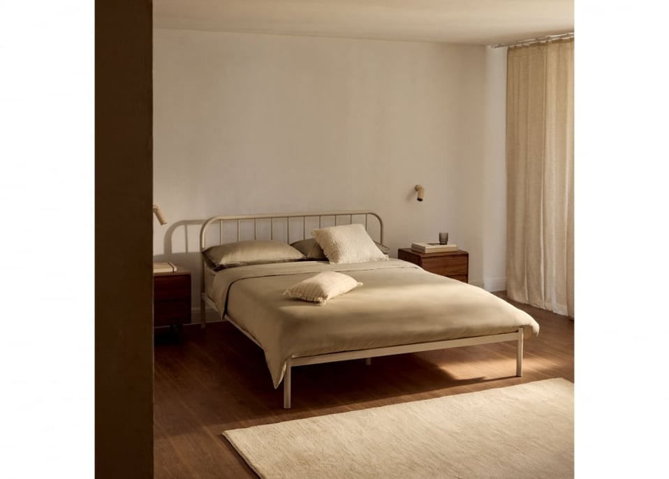 Asteri iron bed