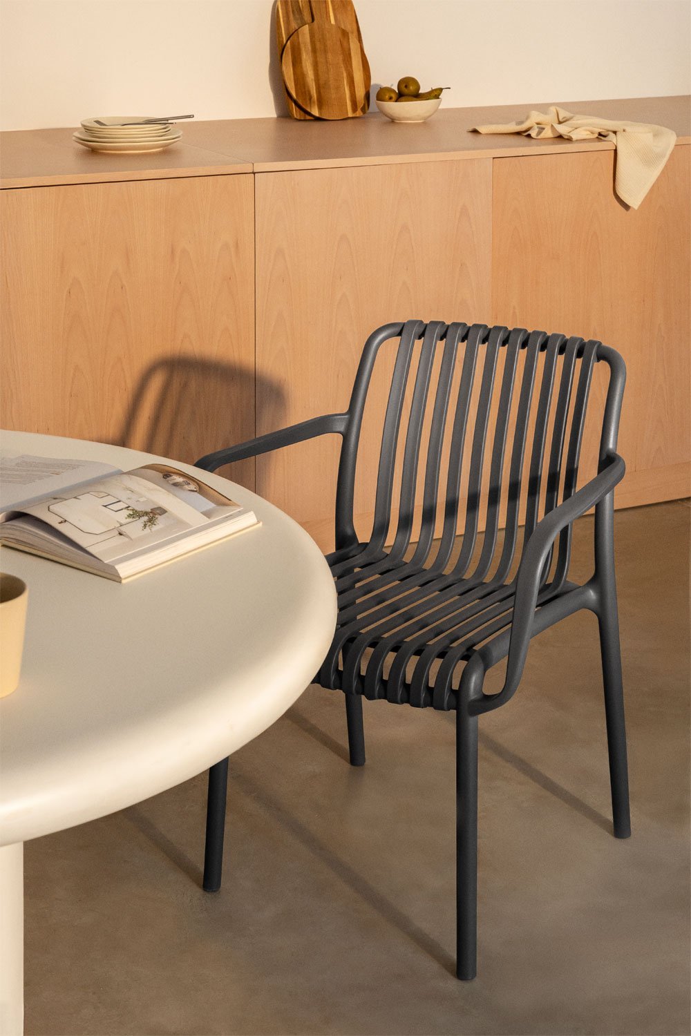 Wendell polypropylene dining chair with armrests, gallery image 1
