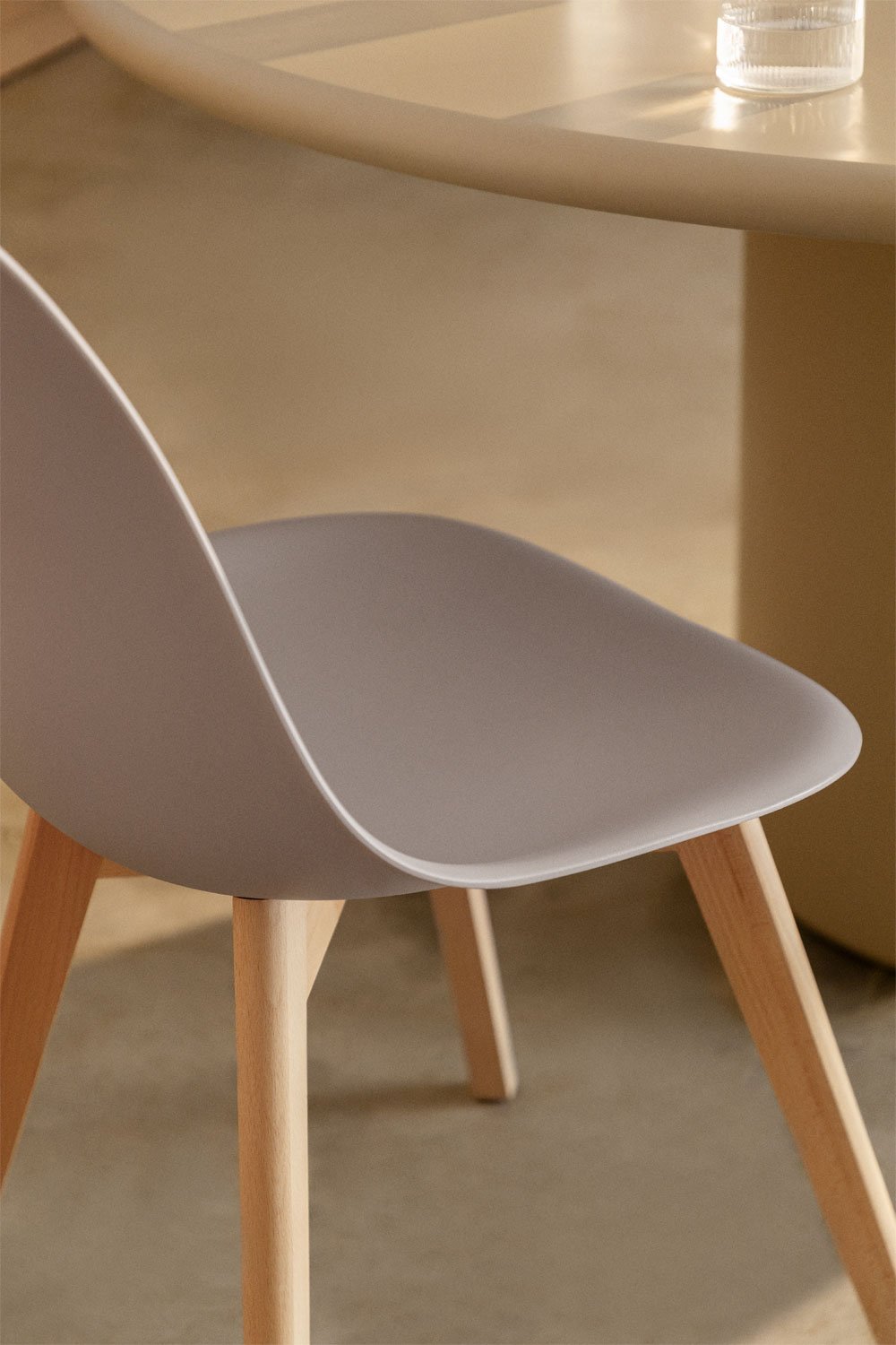 Pack of 2 dining chairs in polypropylene and beech wood Scand Nordic, gallery image 2