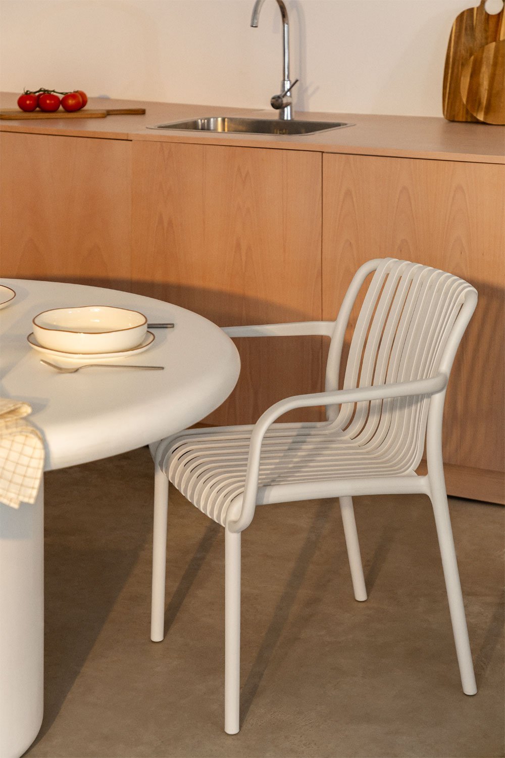Pack of 4 Wendell polypropylene dining chairs with armrests, gallery image 1