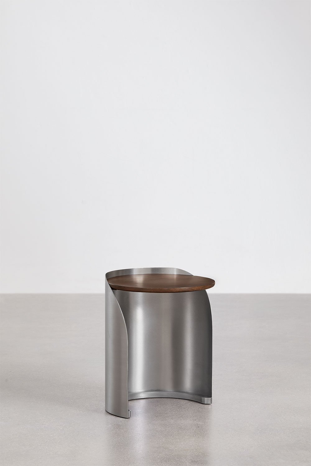 Xireisa round nesting side tables in mango wood and stainless steel, gallery image 5