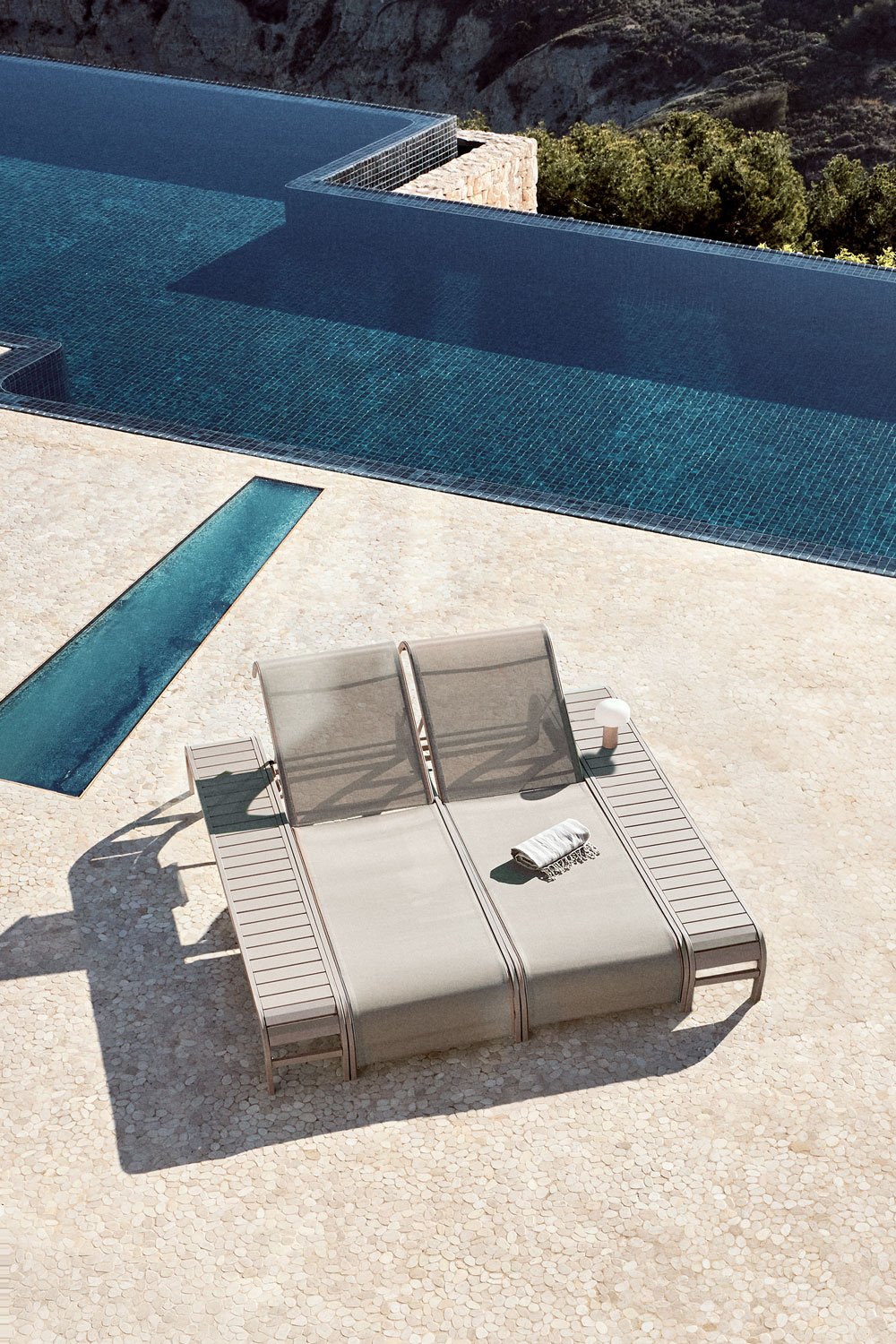 Set of 2 reclining loungers and 2 side tables in steel Marietta, gallery image 1