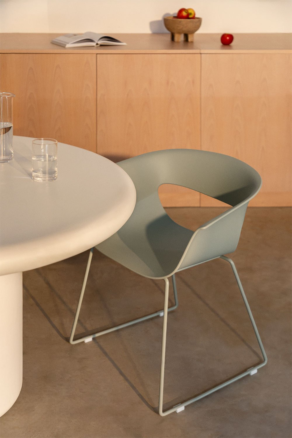 Pack of 4 dining chairs with armrests in polypropylene and steel Alanys, gallery image 1