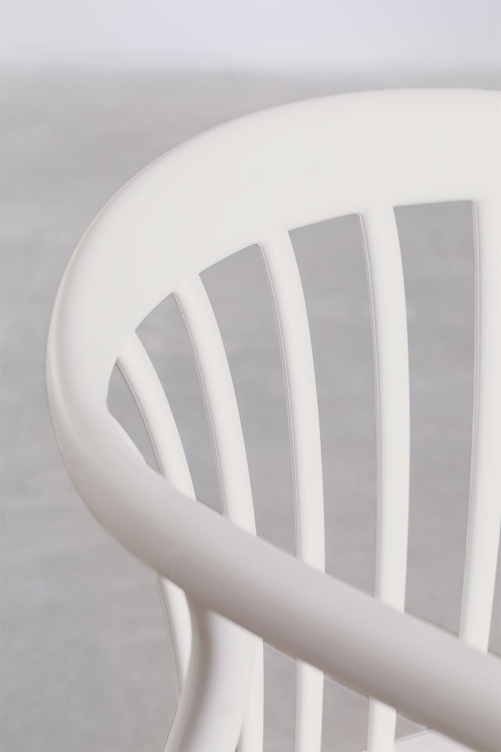 Scand rectangular table set 135x80 cm and 4 garden chairs with armrests in polypropylene Ivor, gallery image 8