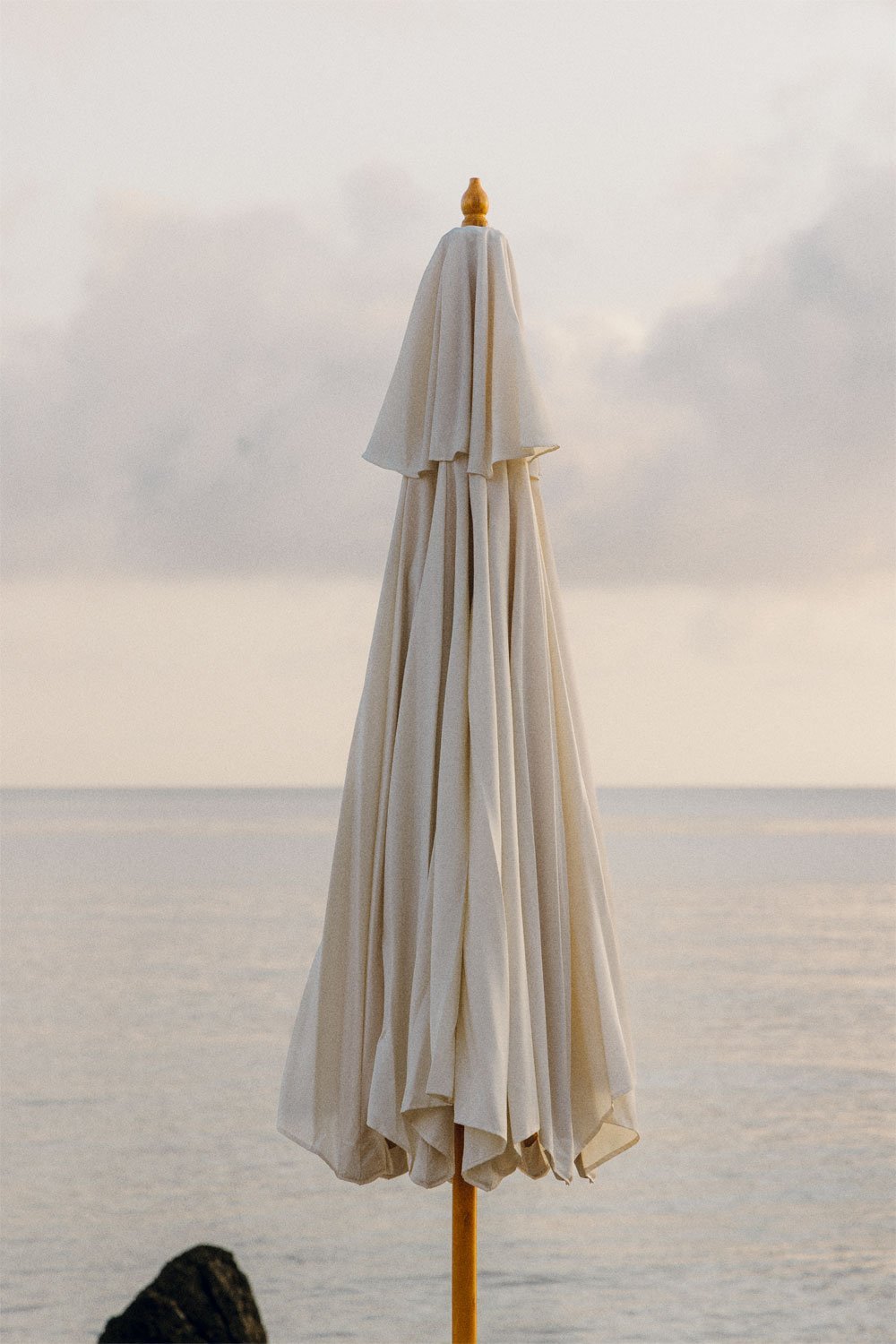 Parasol Ø290 cm in fabric and wood Cretas, gallery image 2