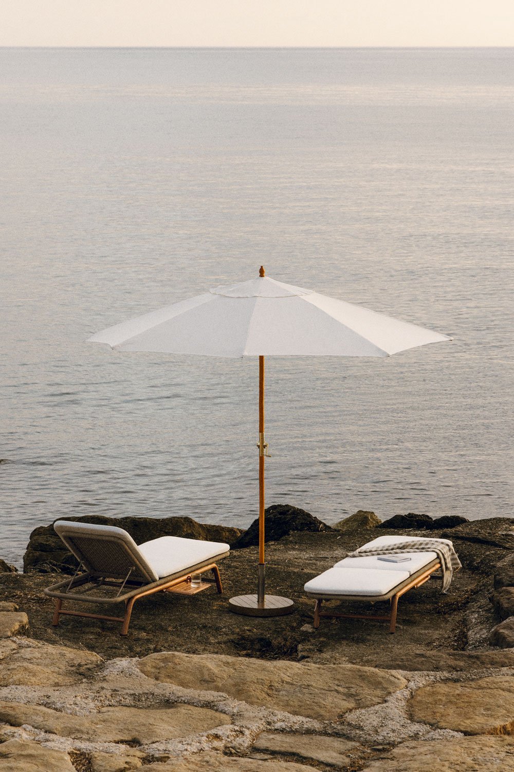Parasol Ø290 cm in fabric and wood Cretas, gallery image 1