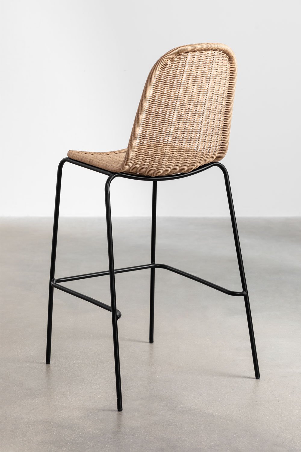 Pack of 4 stackable high garden stools in synthetic rattan Reiven, gallery image 5