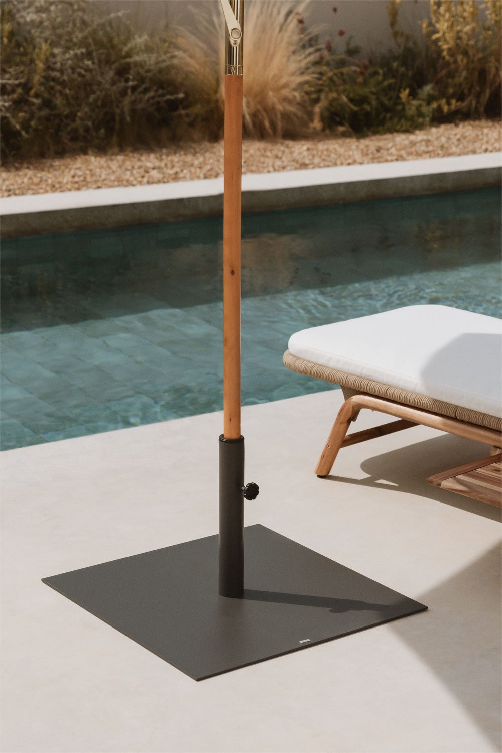 Square parasol base 60x60 cm in Peuet steel, gallery image 1