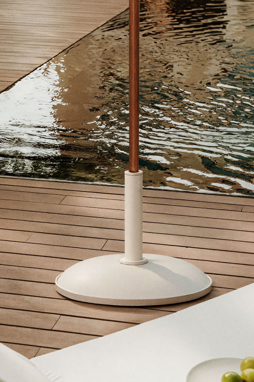 Round parasol base Ø50 cm in Zante concrete, gallery image 1