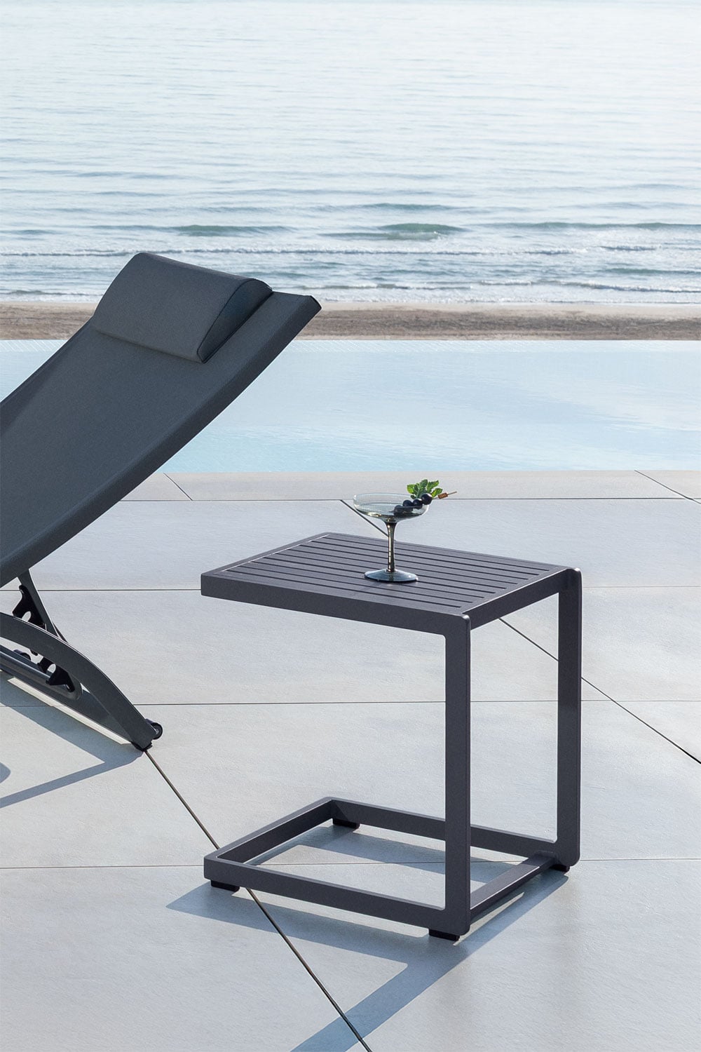 Square 40x40 cm garden side table in Dulem aluminum, gallery image 1