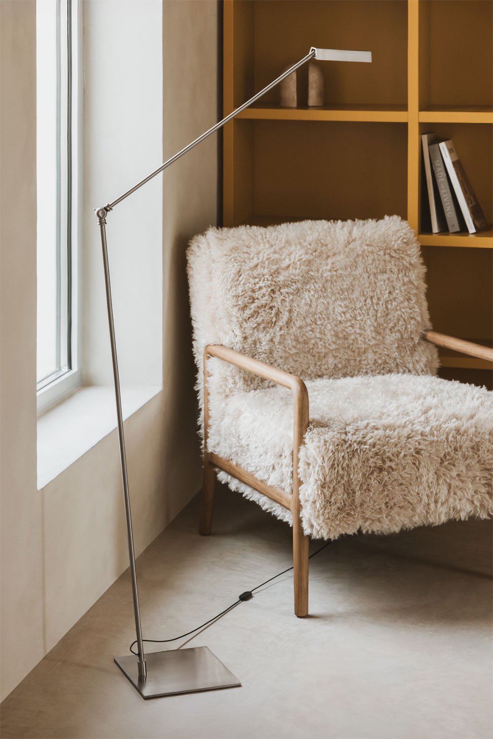 Valtyn iron LED floor lamp, gallery image 1