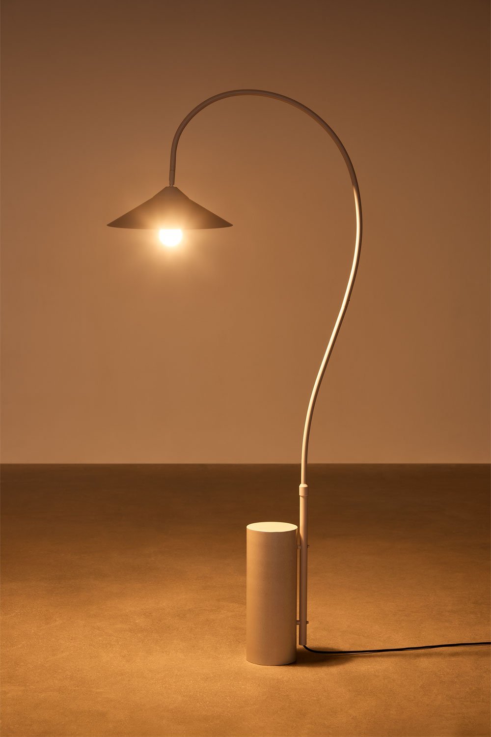Grivon iron floor lamp, gallery image 4