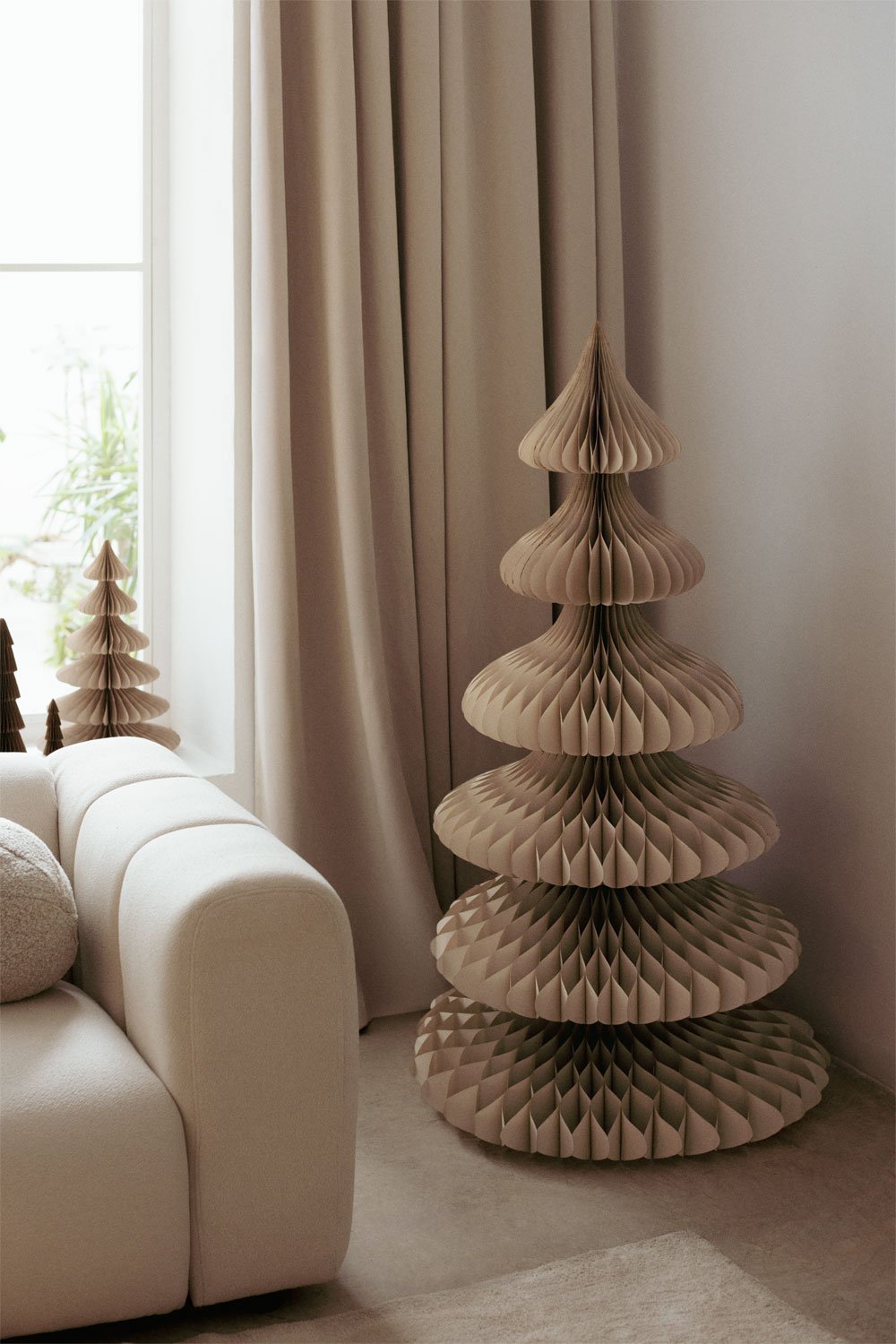Aurina paper Christmas tree, gallery image 1