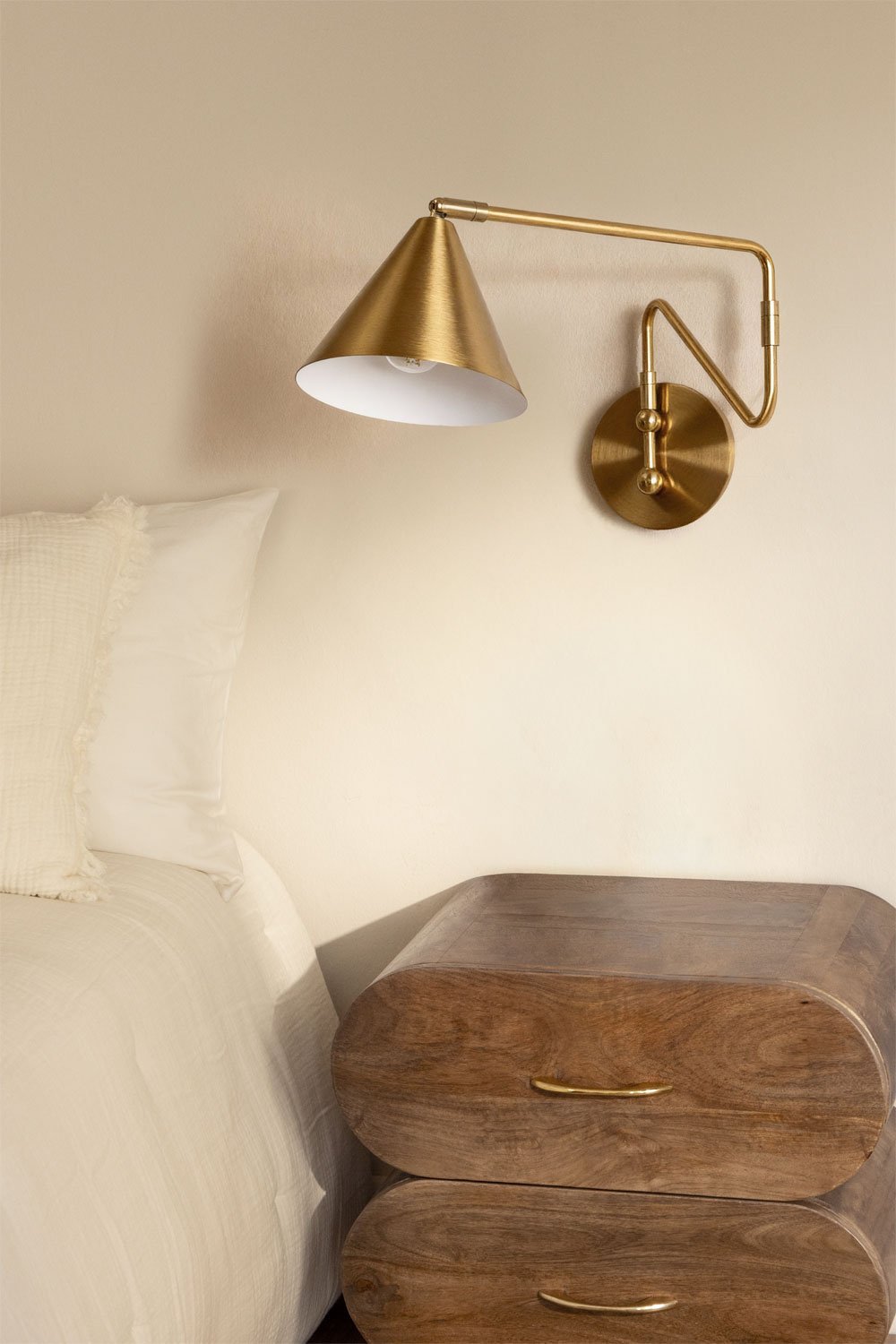 Fleka metallic wall sconce, gallery image 1