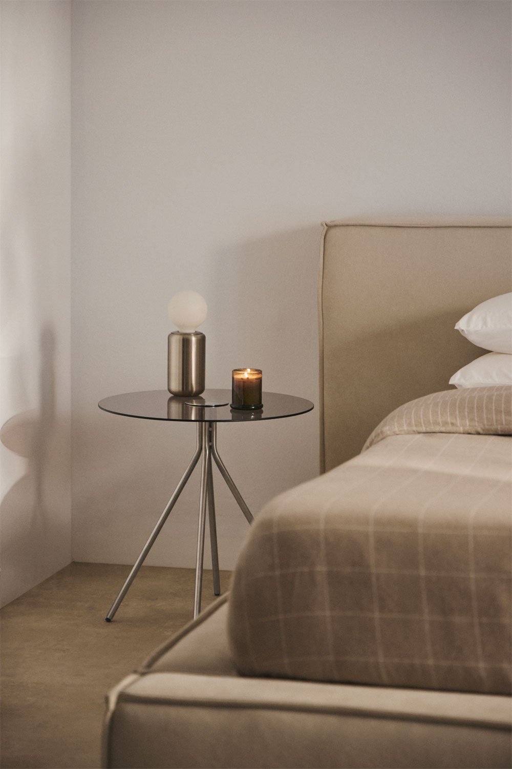 Pack of 2 round bedside tables in steel and tempered glass Itsoro, gallery image 1