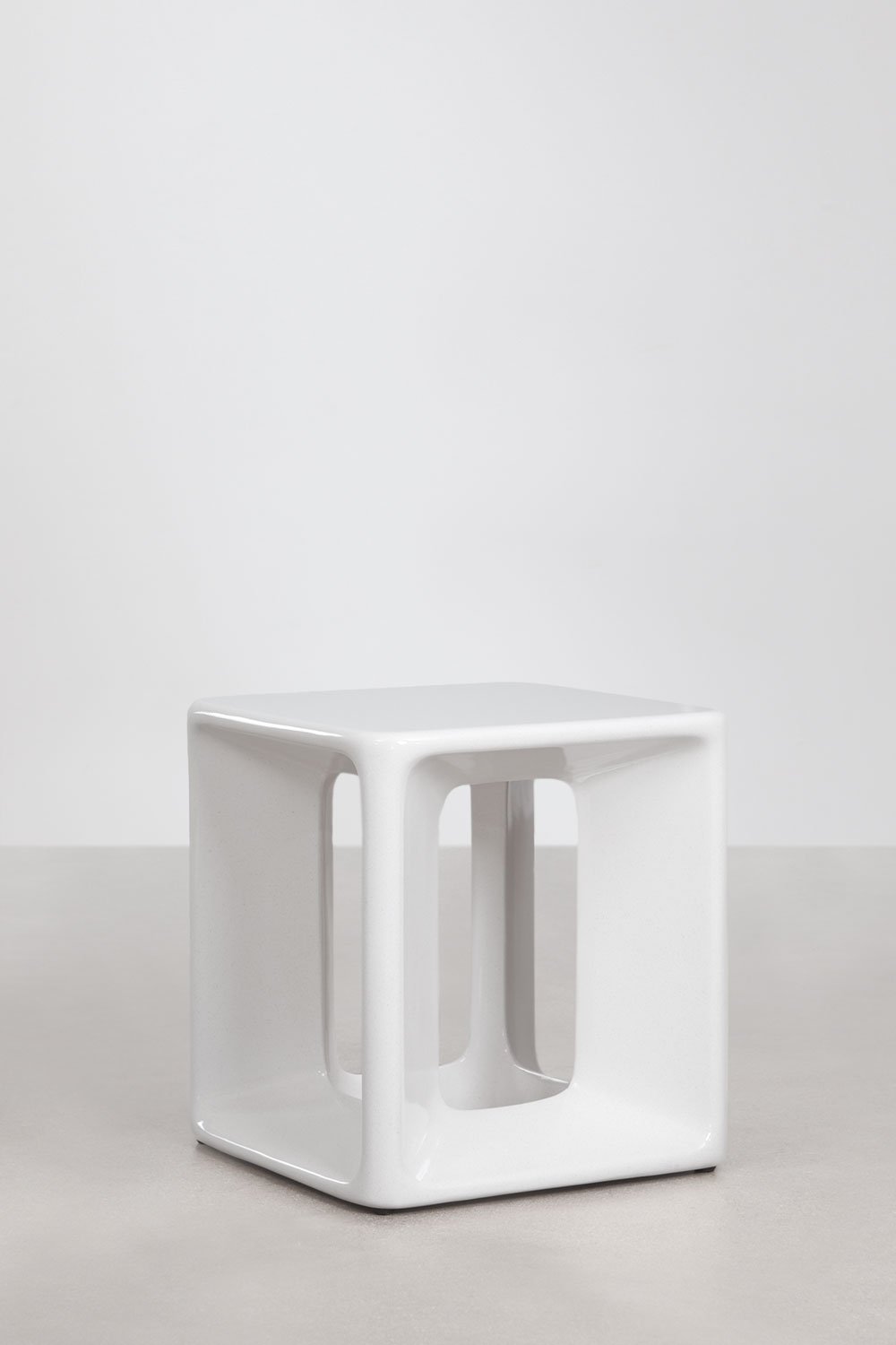 Square 40x40 cm garden side table in cement and fiberglass Lilou, gallery image 1