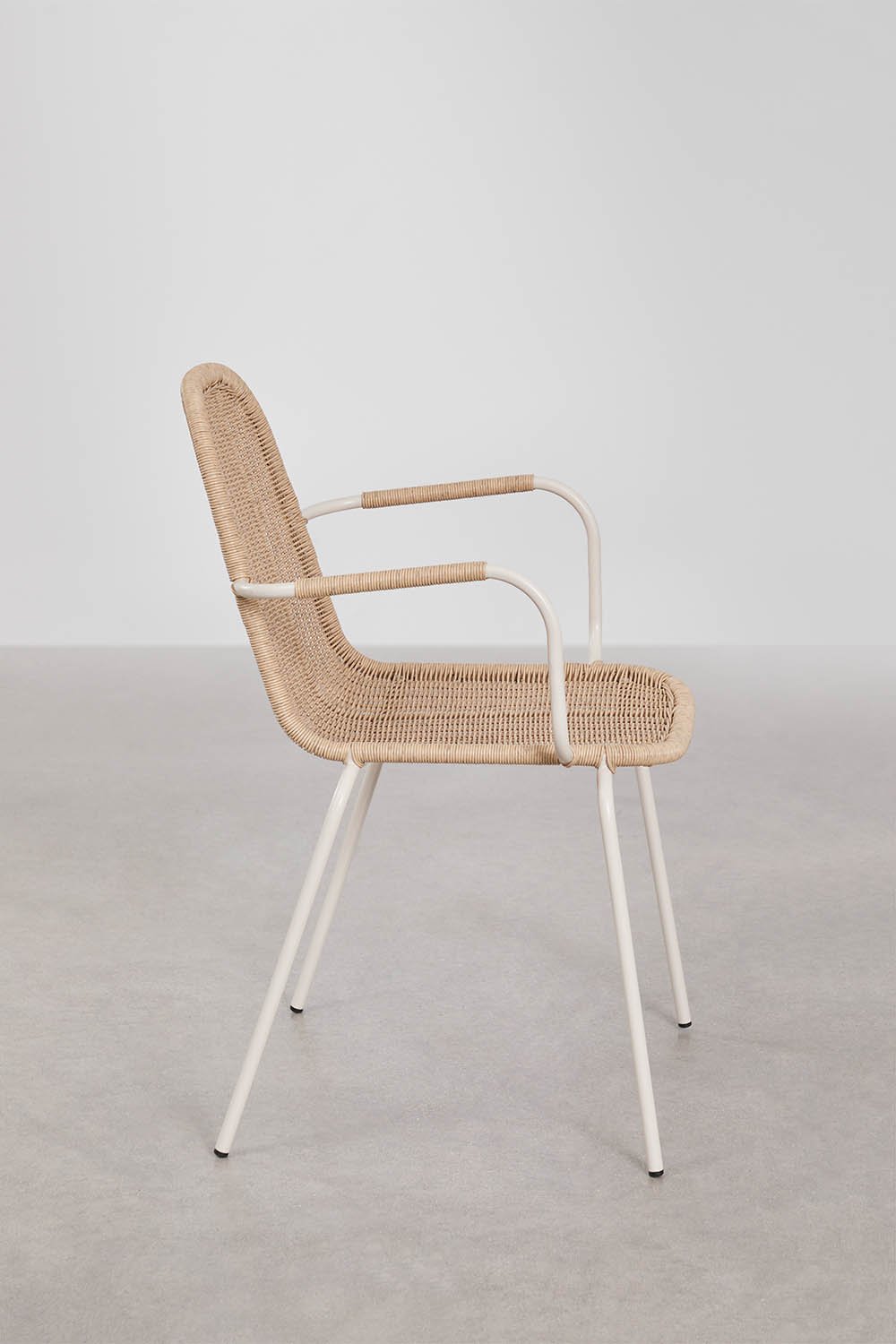 Stackable dining chair with armrests in synthetic rattan Reiven, gallery image 2