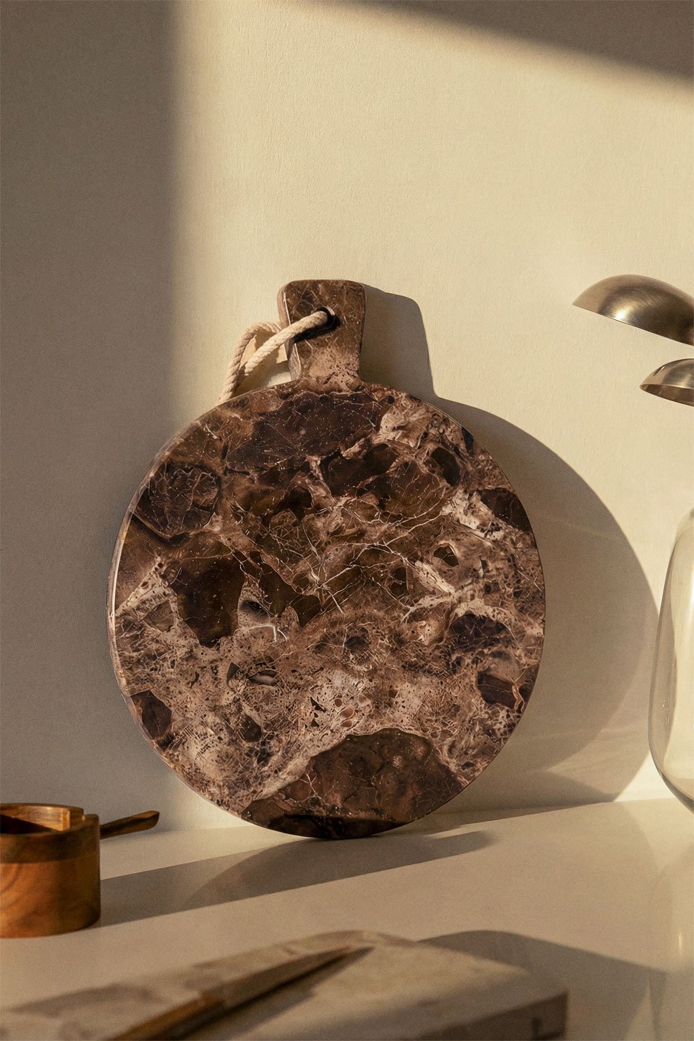 Round serving board Ø20 cm in marble Calven, gallery image 1