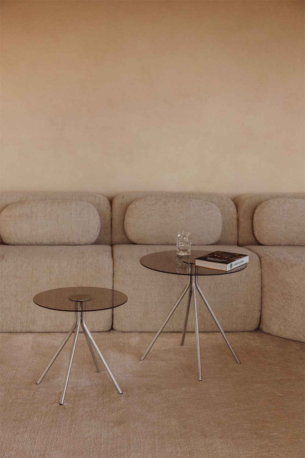 Set of 2 round side tables in steel and tempered glass Itsoro, gallery image 1