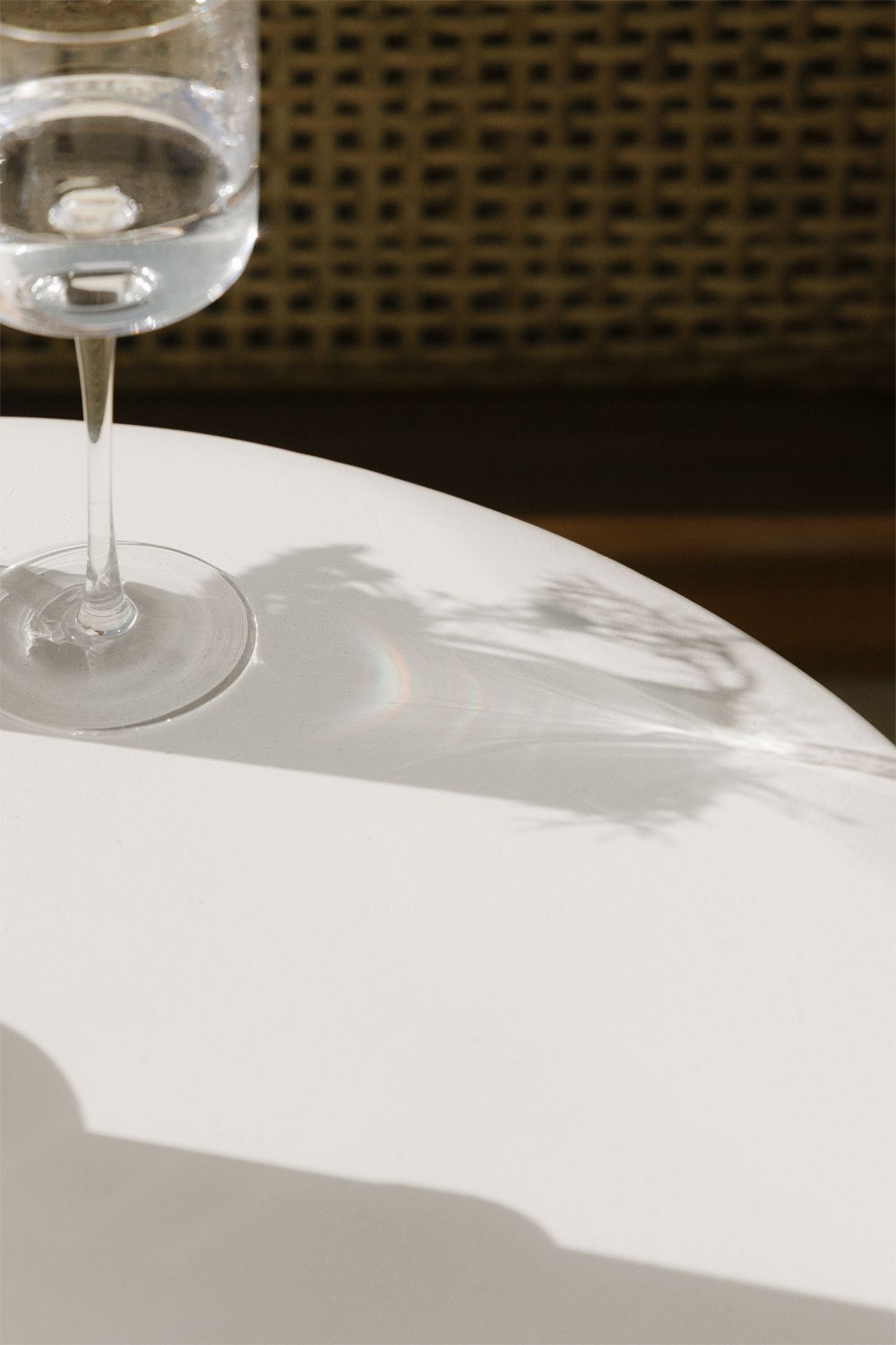 Umbrella base with integrated round table Ø60 cm in Darwys cement, gallery image 2