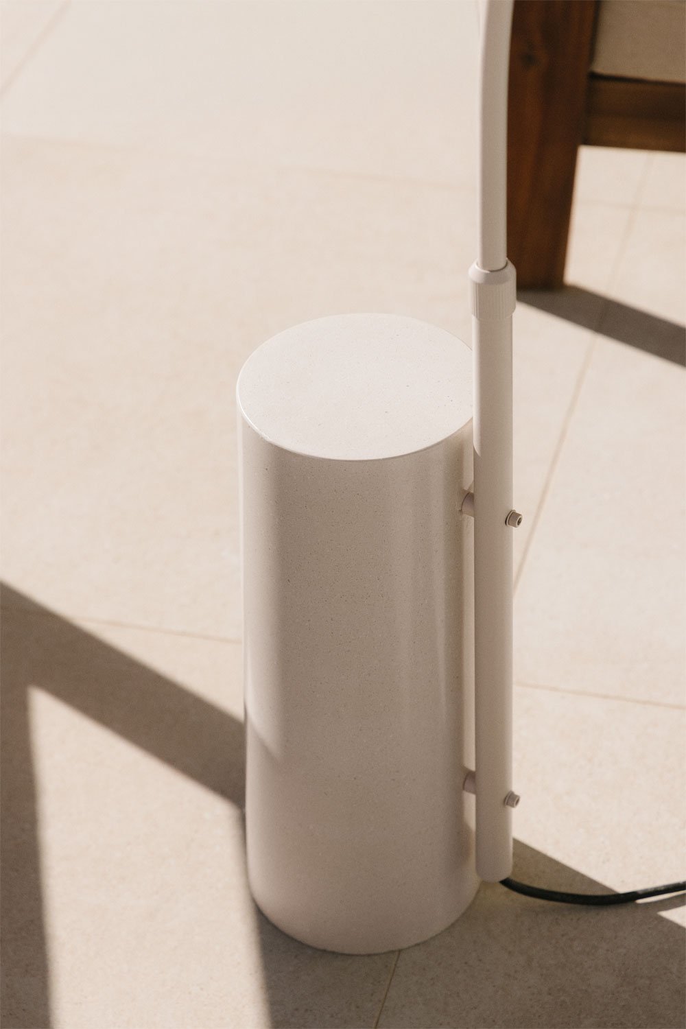 Grivon iron outdoor floor lamp, gallery image 2