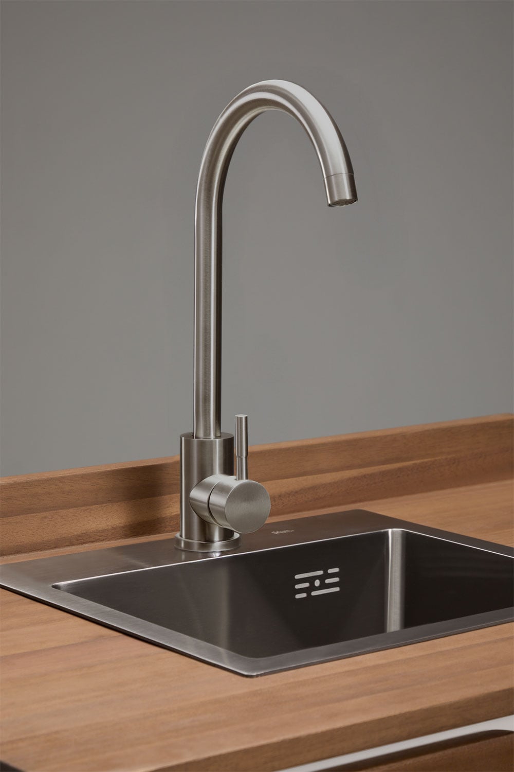 Outdoor kitchen storage module with sink in acacia wood and aluminum Reggie, gallery image 7