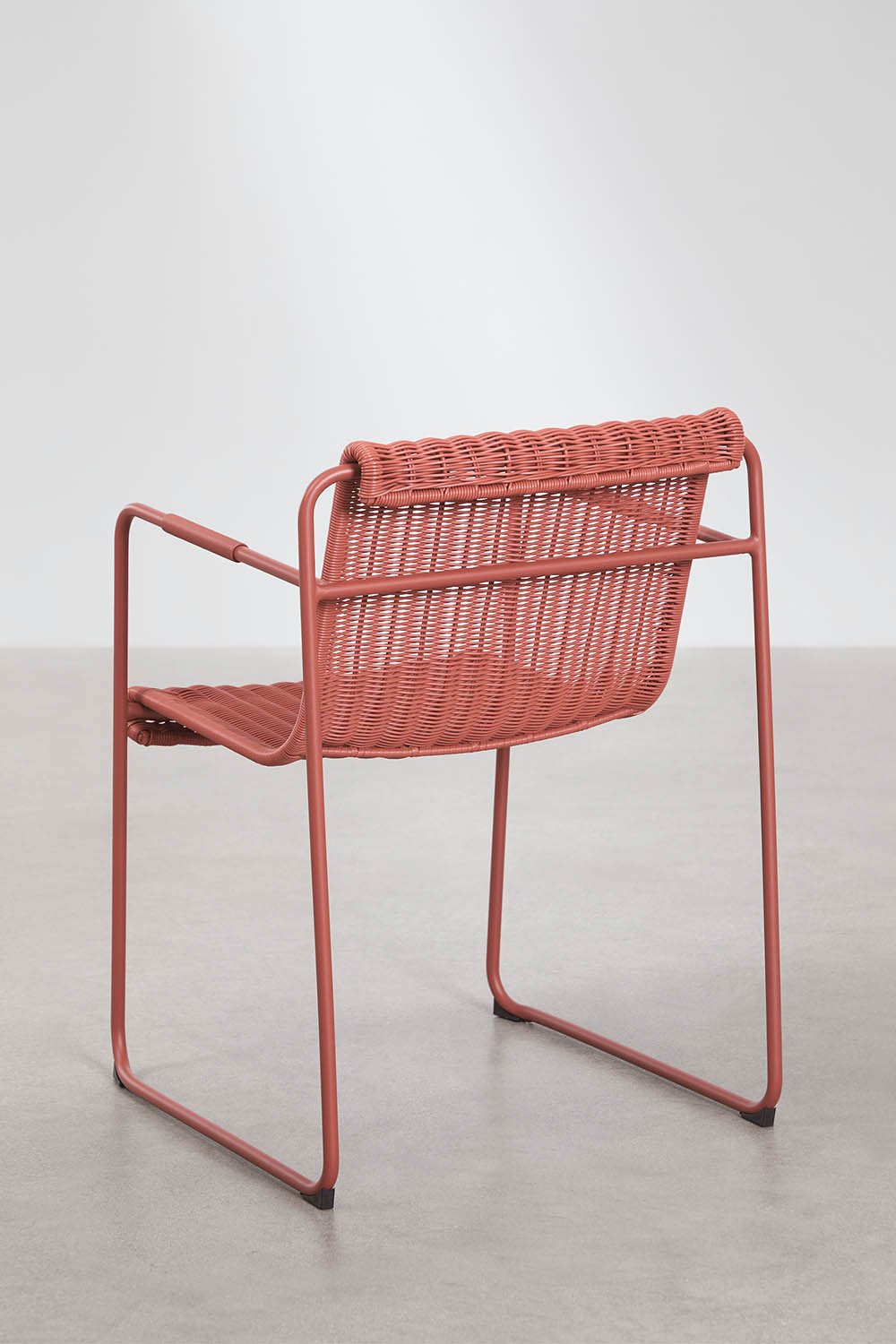 Pack of 2 stackable dining chairs with armrests in synthetic rattan and steel Revia, gallery image 3