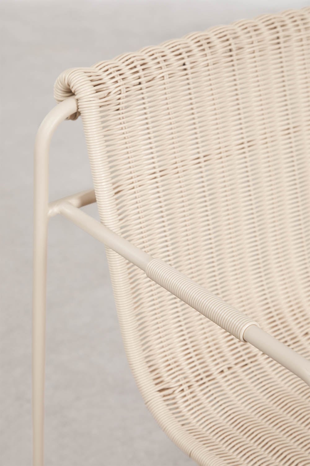 Pack of 2 stackable dining chairs with armrests in synthetic rattan and steel Revia, gallery image 4