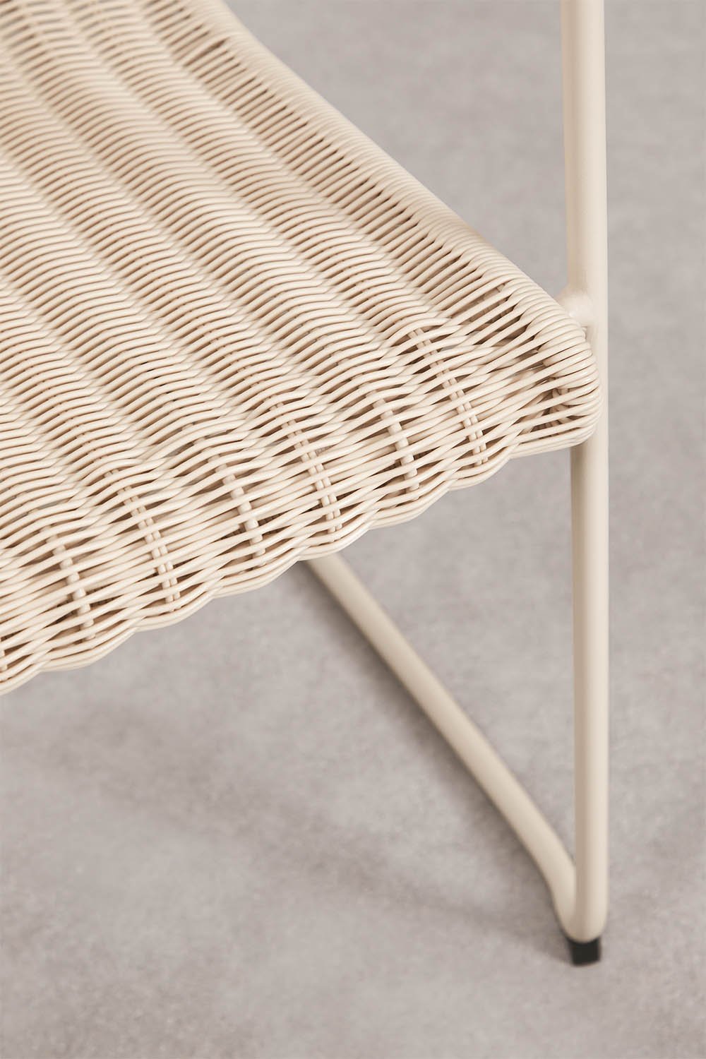 Pack of 2 stackable dining chairs with armrests in synthetic rattan and steel Revia, gallery image 5