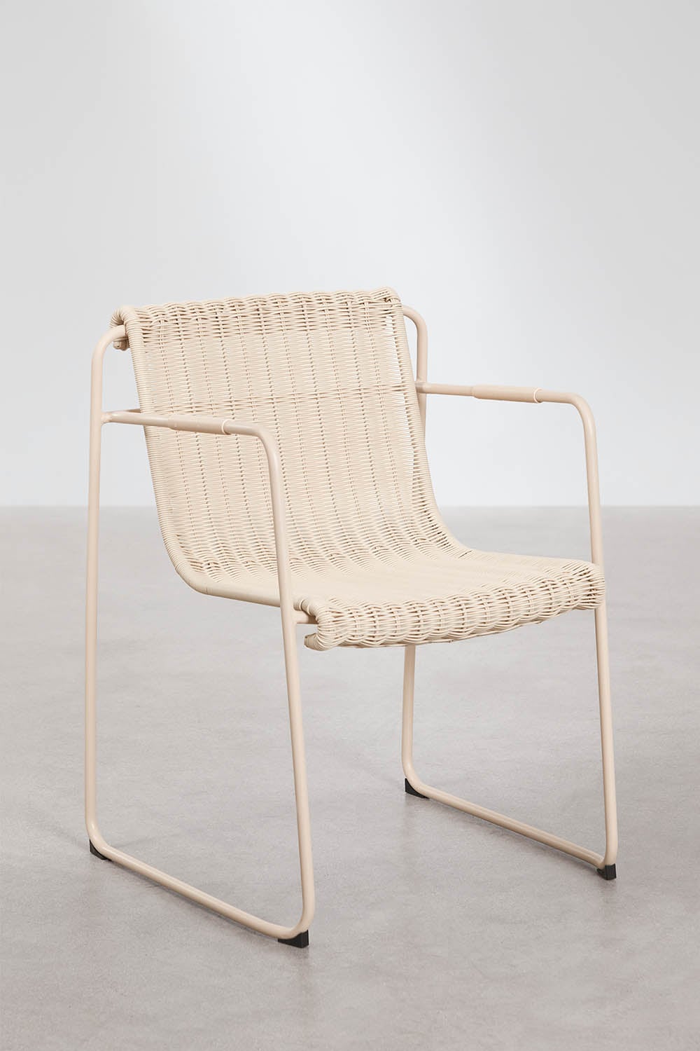 Pack of 2 stackable dining chairs with armrests in synthetic rattan and steel Revia, gallery image 1