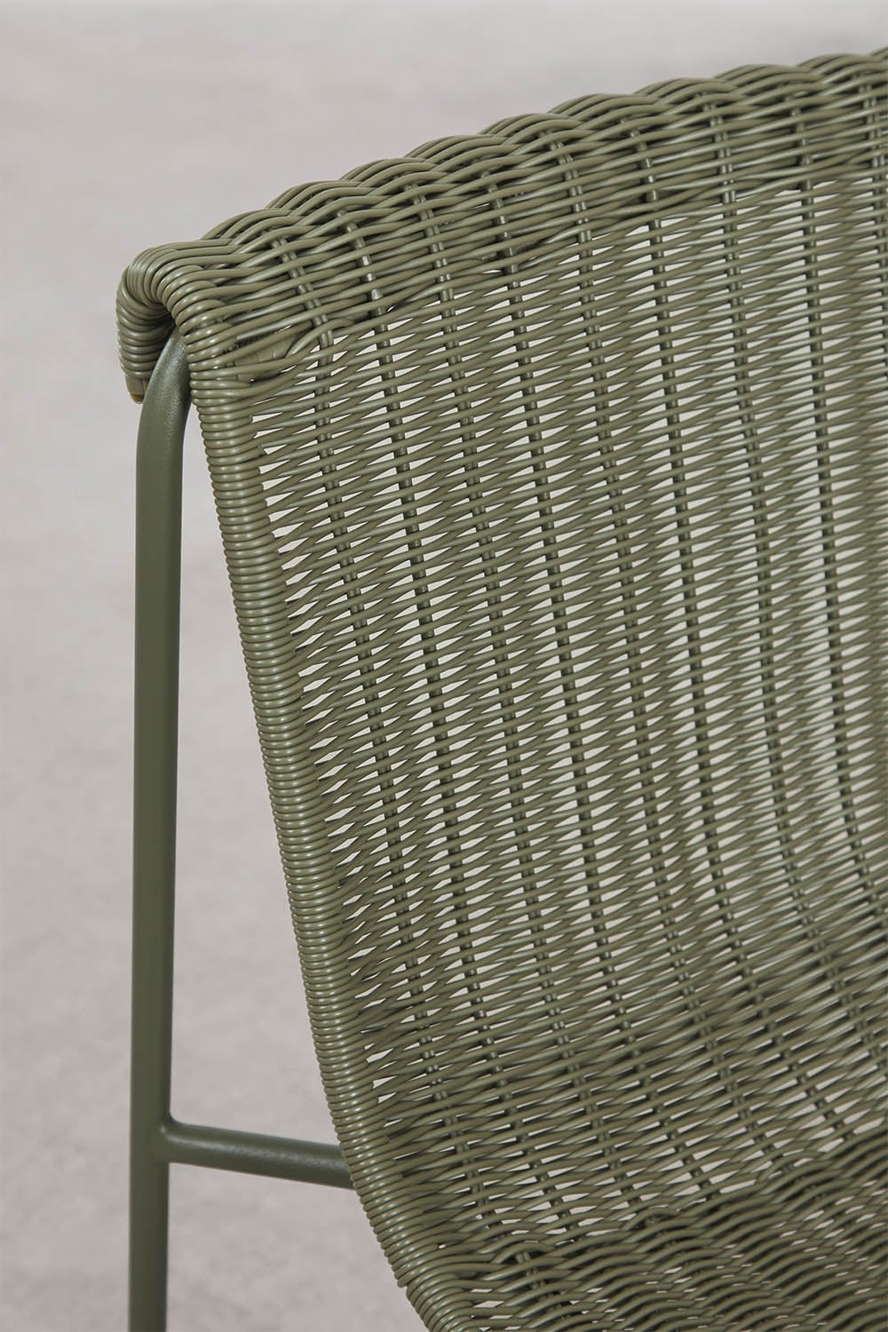 Pack of 4 dining chairs in synthetic rattan and steel Revia, gallery image 4