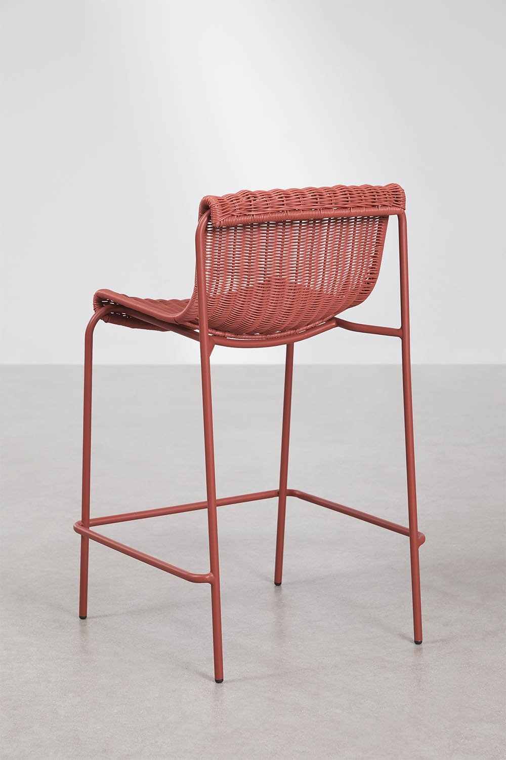 Pack of 4 high garden stools in synthetic rattan and steel Revia, gallery image 3