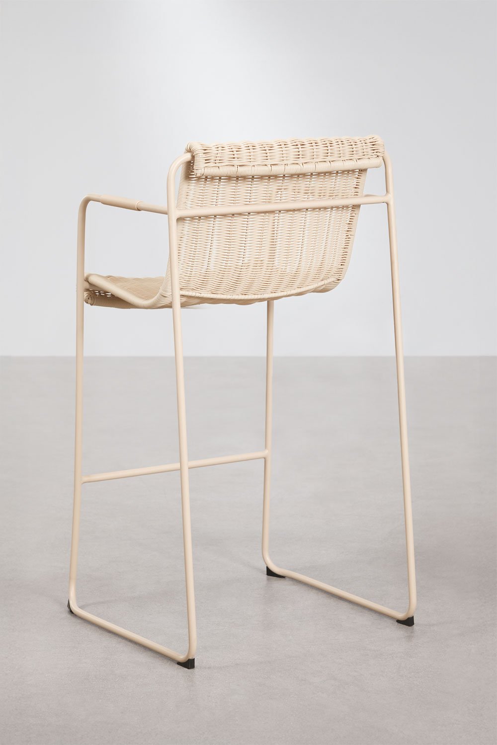 Set of 4 stackable high garden stools with armrests in synthetic rattan and steel Revia, gallery image 3