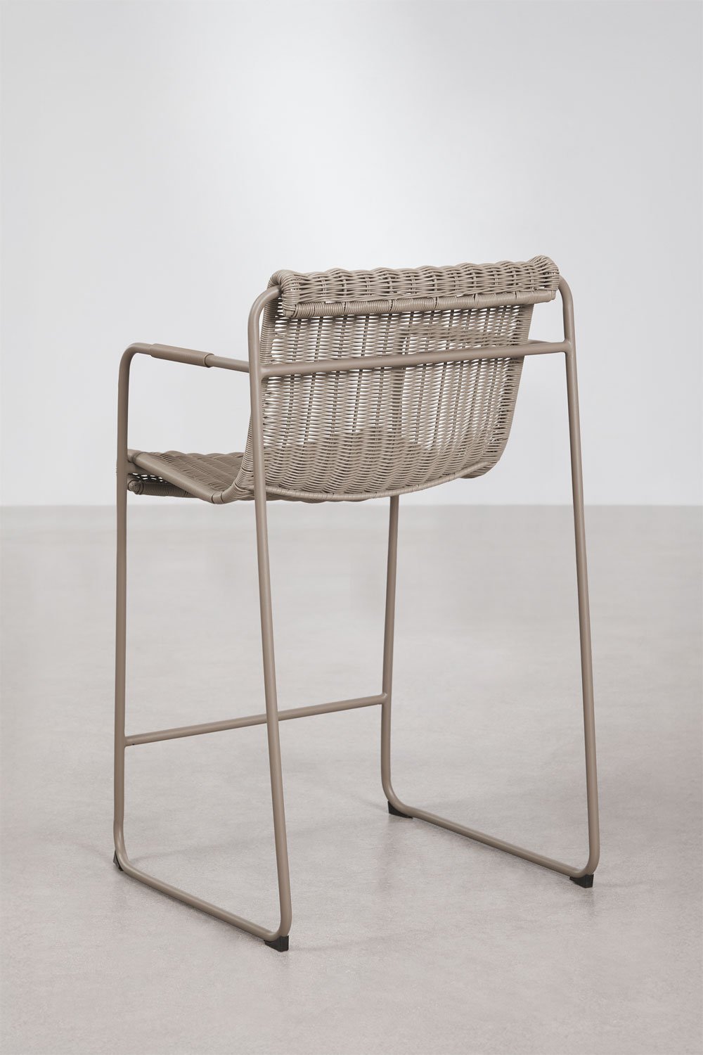 Set of 4 stackable high garden stools with armrests in synthetic rattan and steel Revia, gallery image 3