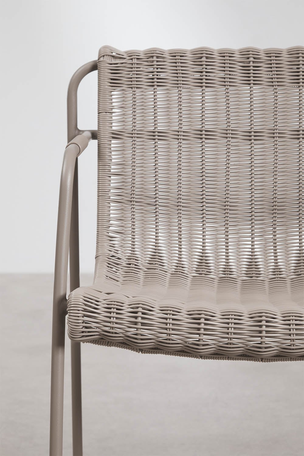 Set of 4 stackable high garden stools with armrests in synthetic rattan and steel Revia, gallery image 4