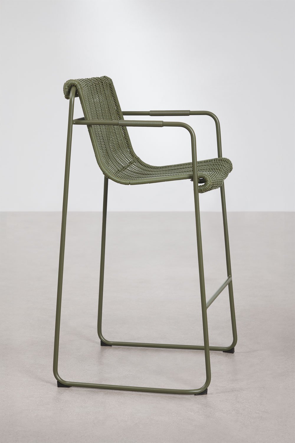 Pack of 4 stackable high stools with armrests in synthetic wicker and steel Revia, gallery image 2