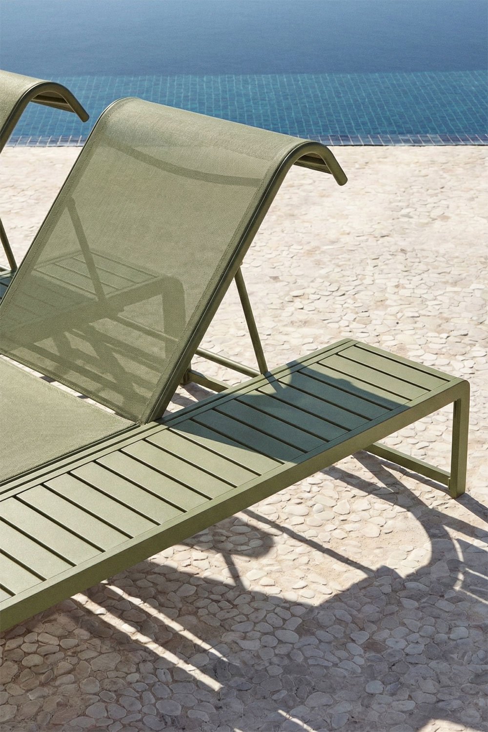 Set of 2 reclining loungers and 3 side tables in Marietta steel, gallery image 2