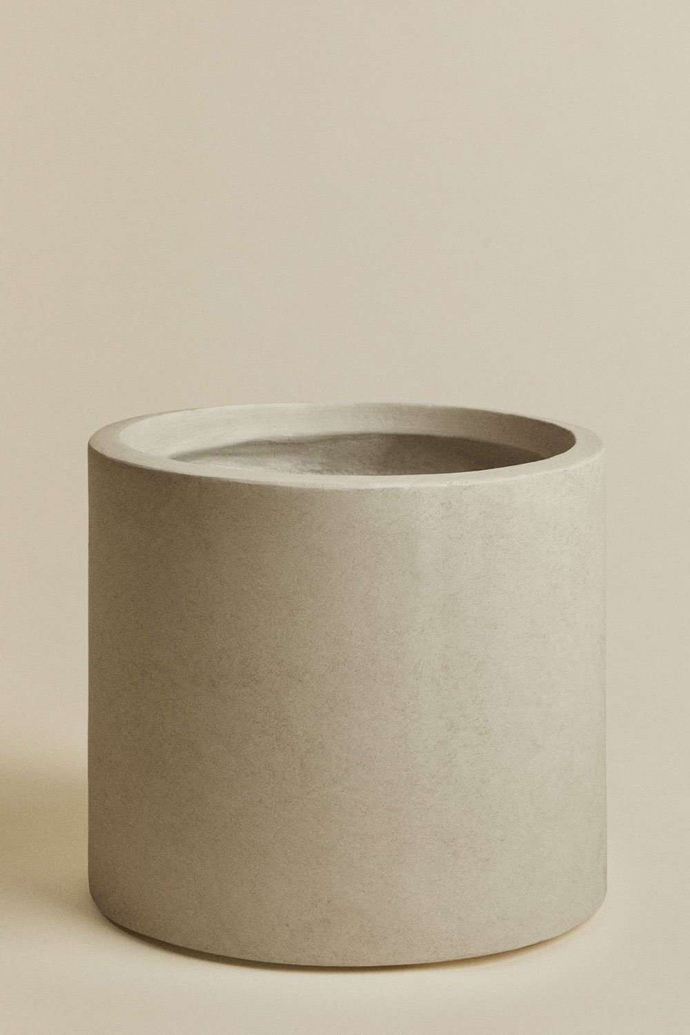 Aurevi outdoor cement planter, gallery image 1