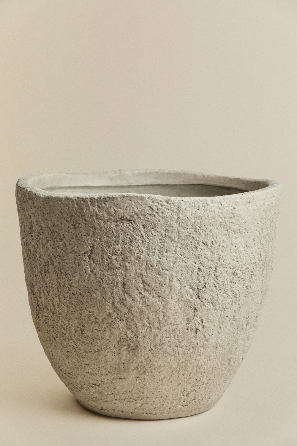 Outdoor cement planter Nuria, gallery image 1