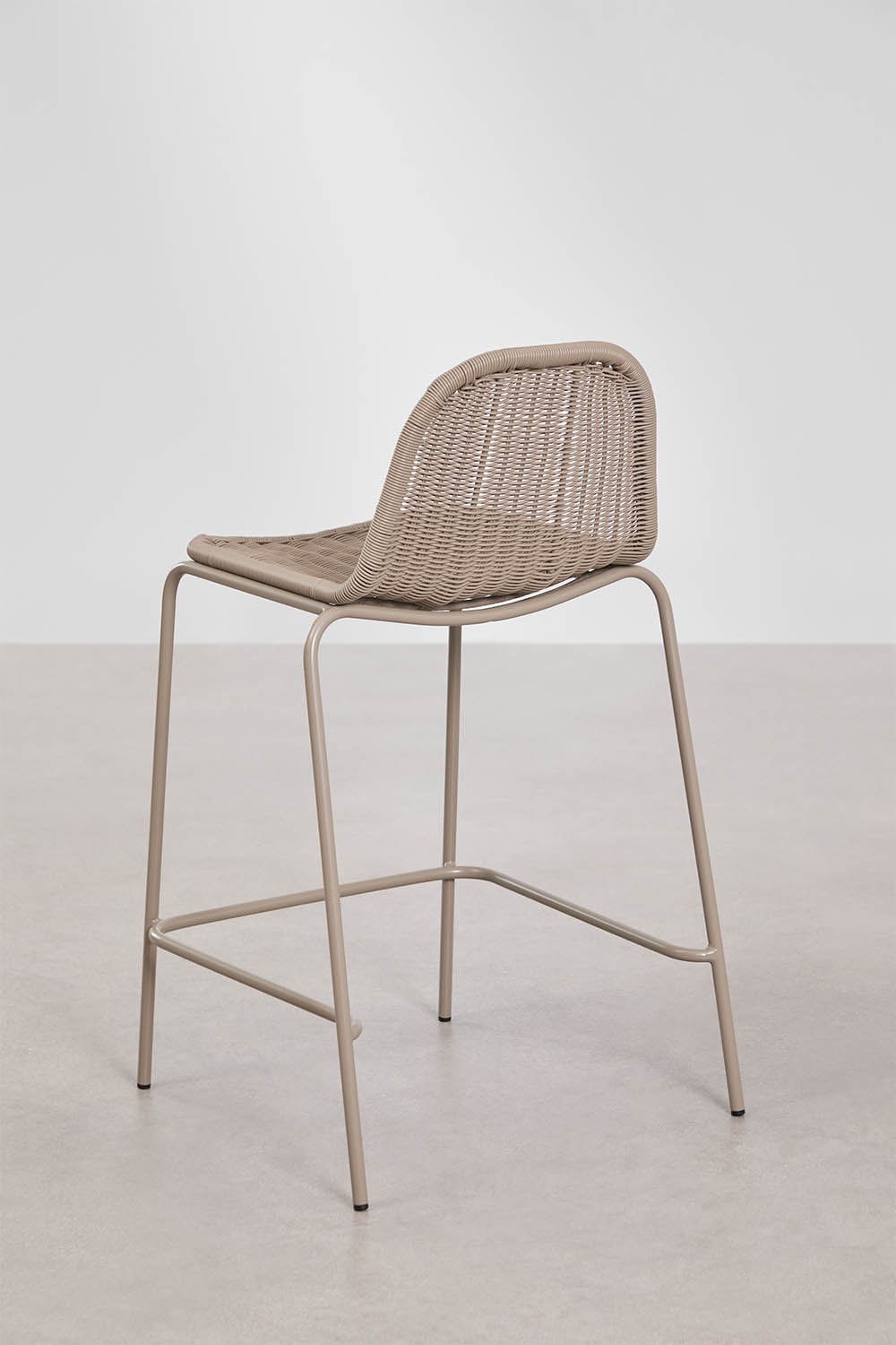 Pack of 4 stackable high stools in synthetic rattan Reiven, gallery image 3