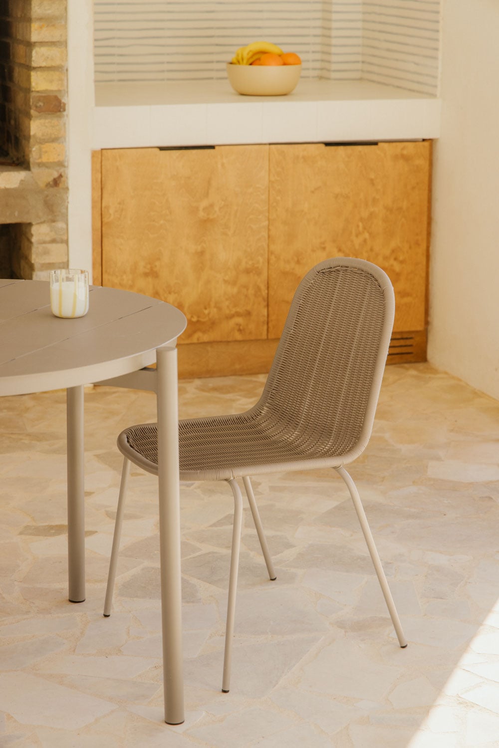 Pack of 4 stackable garden chairs in synthetic rattan Reiven, gallery image 1