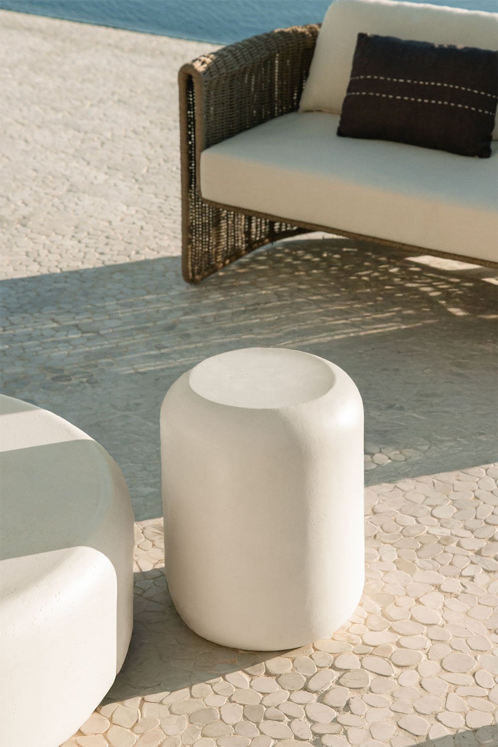 Fonelas round Ø35 cm cement garden side table, gallery image 5