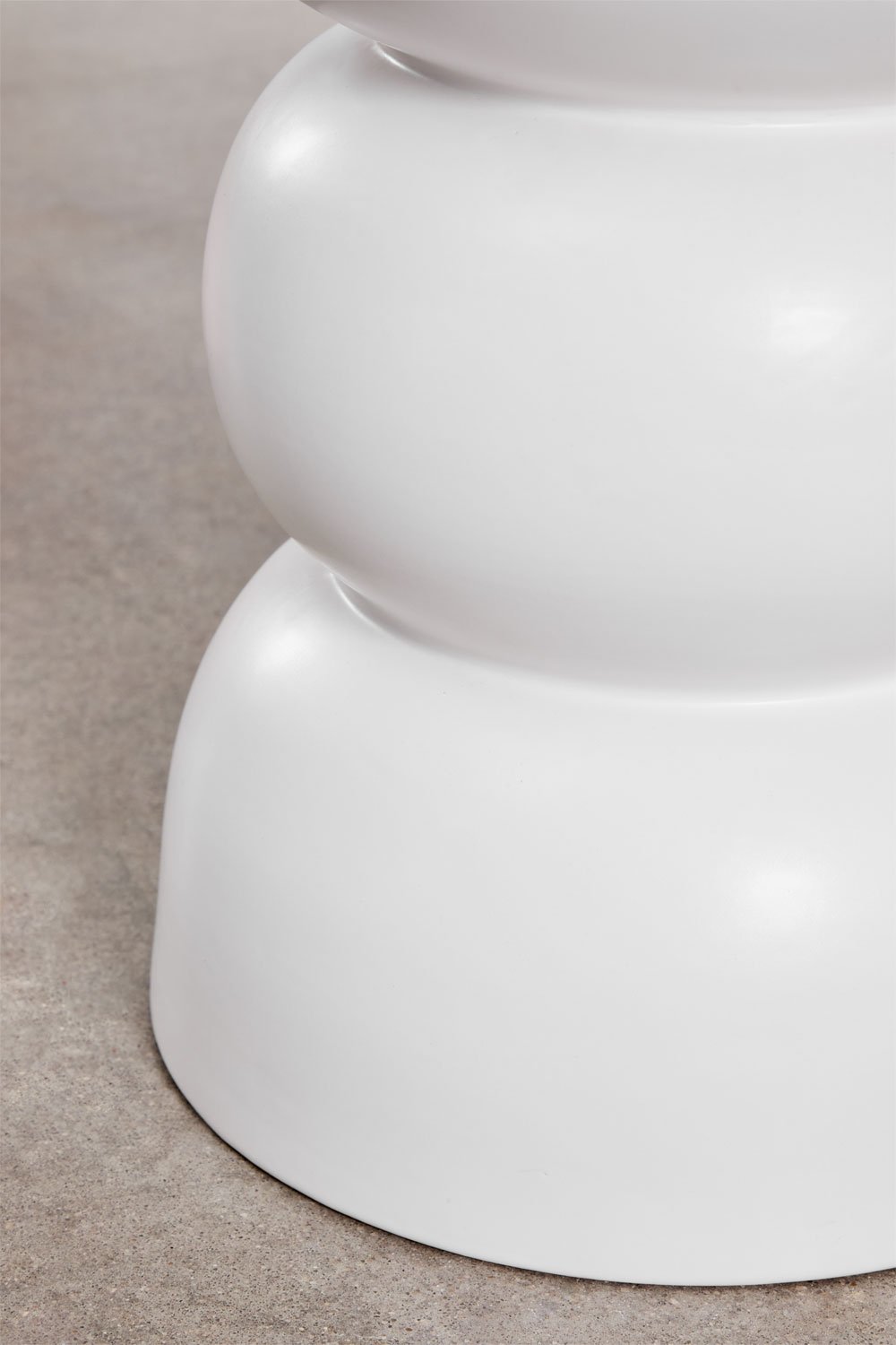 Round Ø35 cm garden side table in dolomite Tiyi, gallery image 3