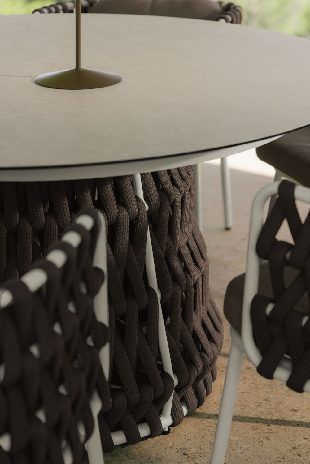 Tevary round garden table Ø140 cm in ceramic and braided rope, gallery image 2