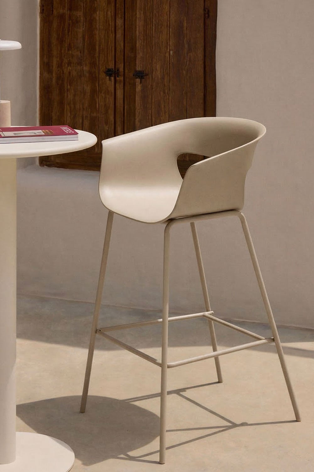 Pack of 4 high garden stools in polypropylene and steel Alanys, gallery image 1