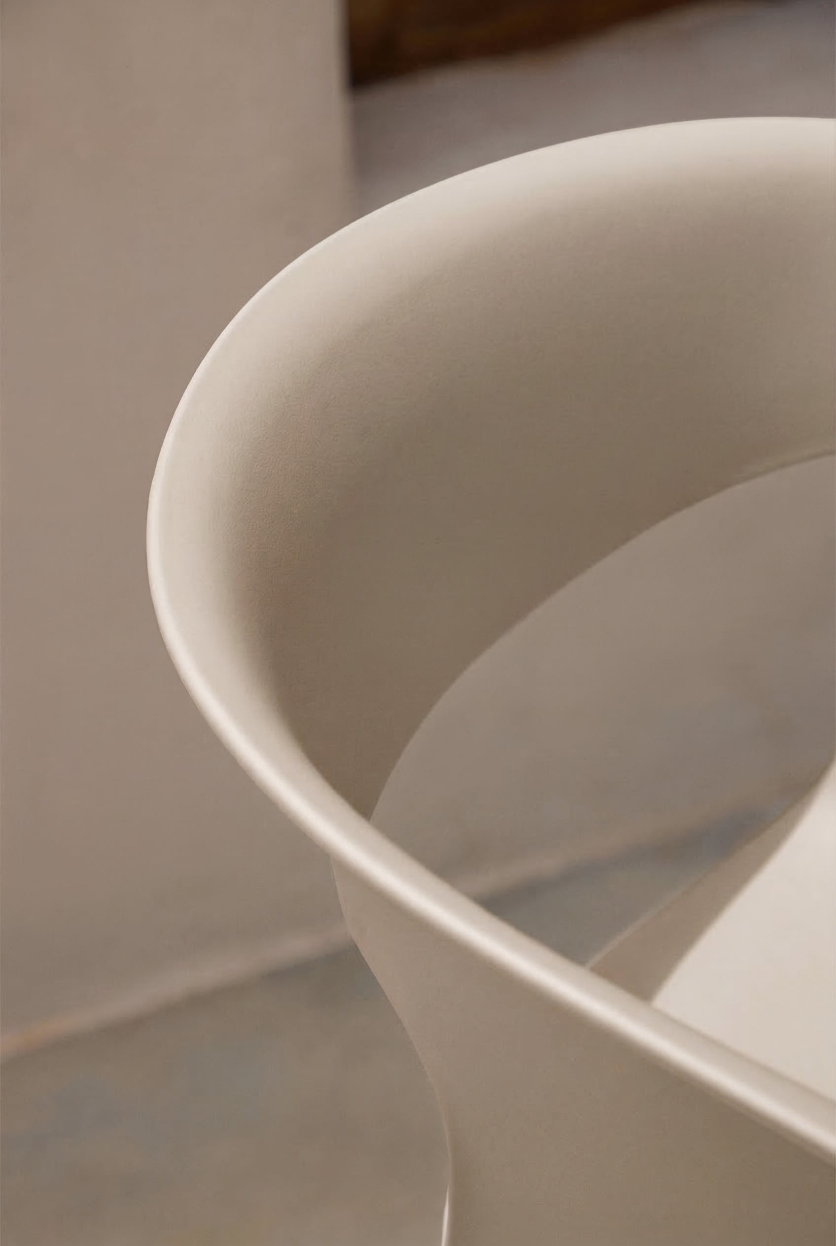 Pack of 4 high garden stools in polypropylene and steel Alanys, gallery image 2