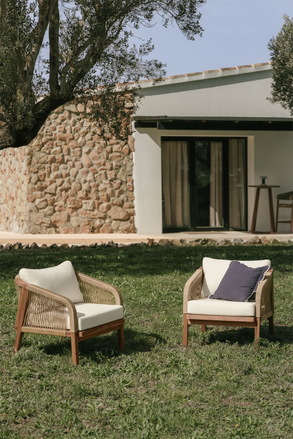 Pack of 2 garden armchairs in acacia wood Dubai, gallery image 1