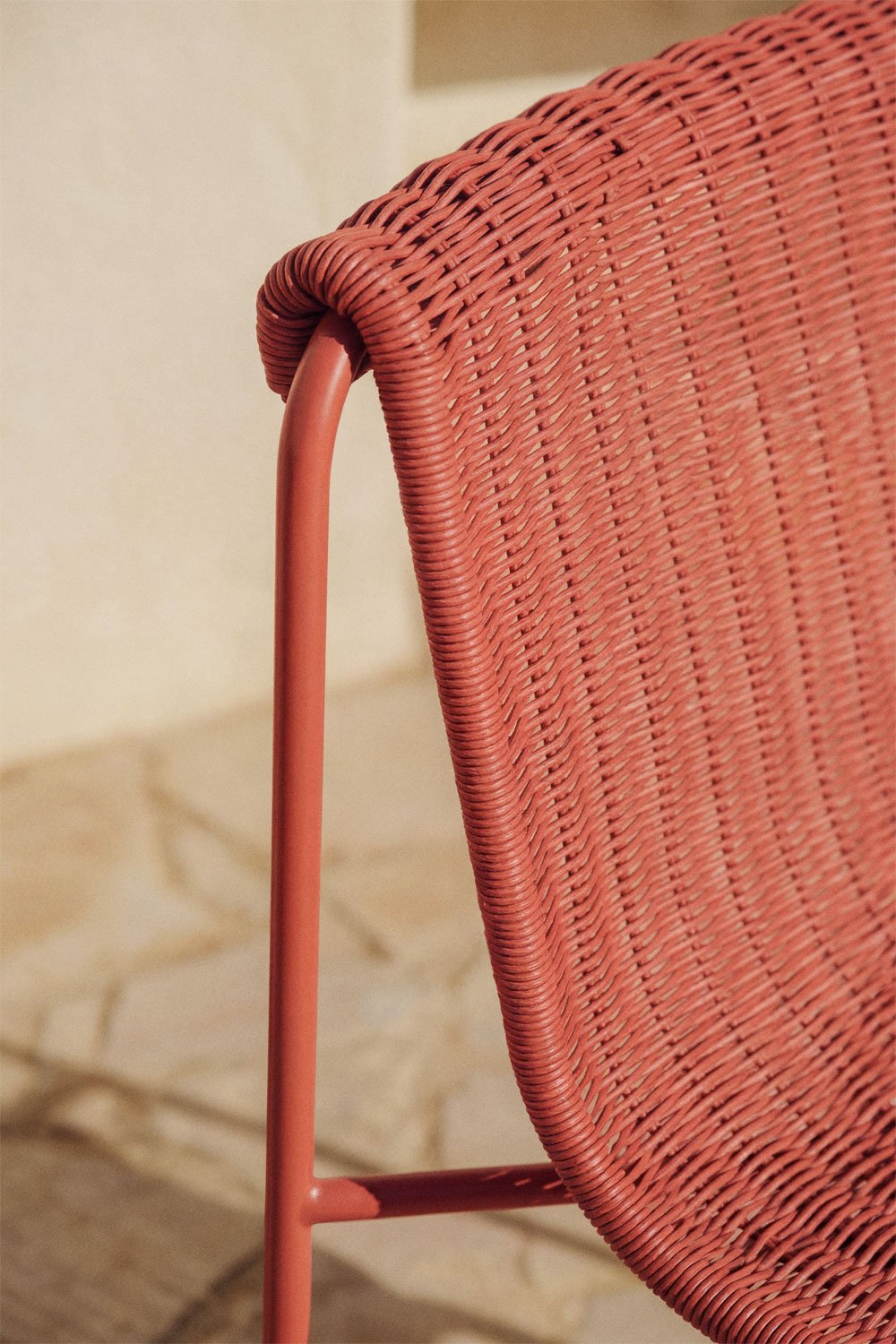 Pack of 4 garden chairs in synthetic rattan and steel Revia, gallery image 2