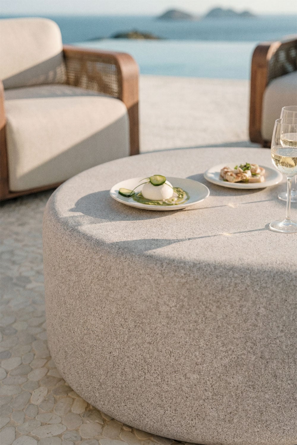 Round Ø90 cm Elyndra cement garden coffee table, gallery image 2