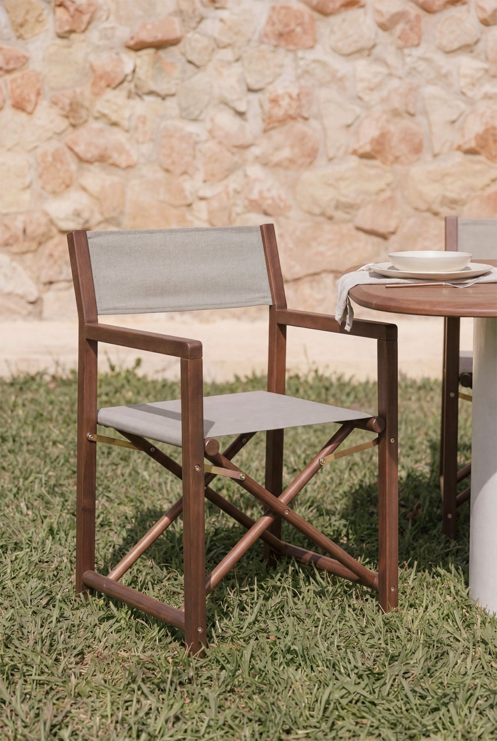 Folding garden director's chair in Rondonia acacia wood, gallery image 1